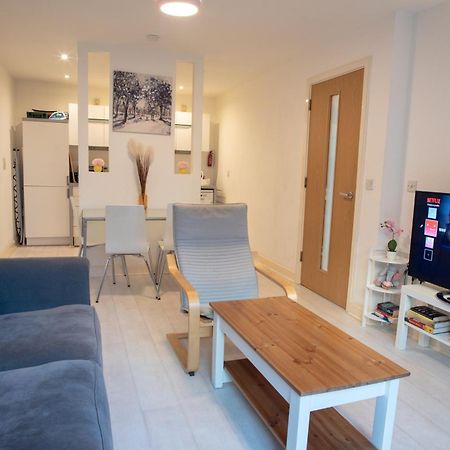 Two-Bedroom Luxury Apartment With Workspace, Free Secure Parking & Coffee Birmingham Luaran gambar
