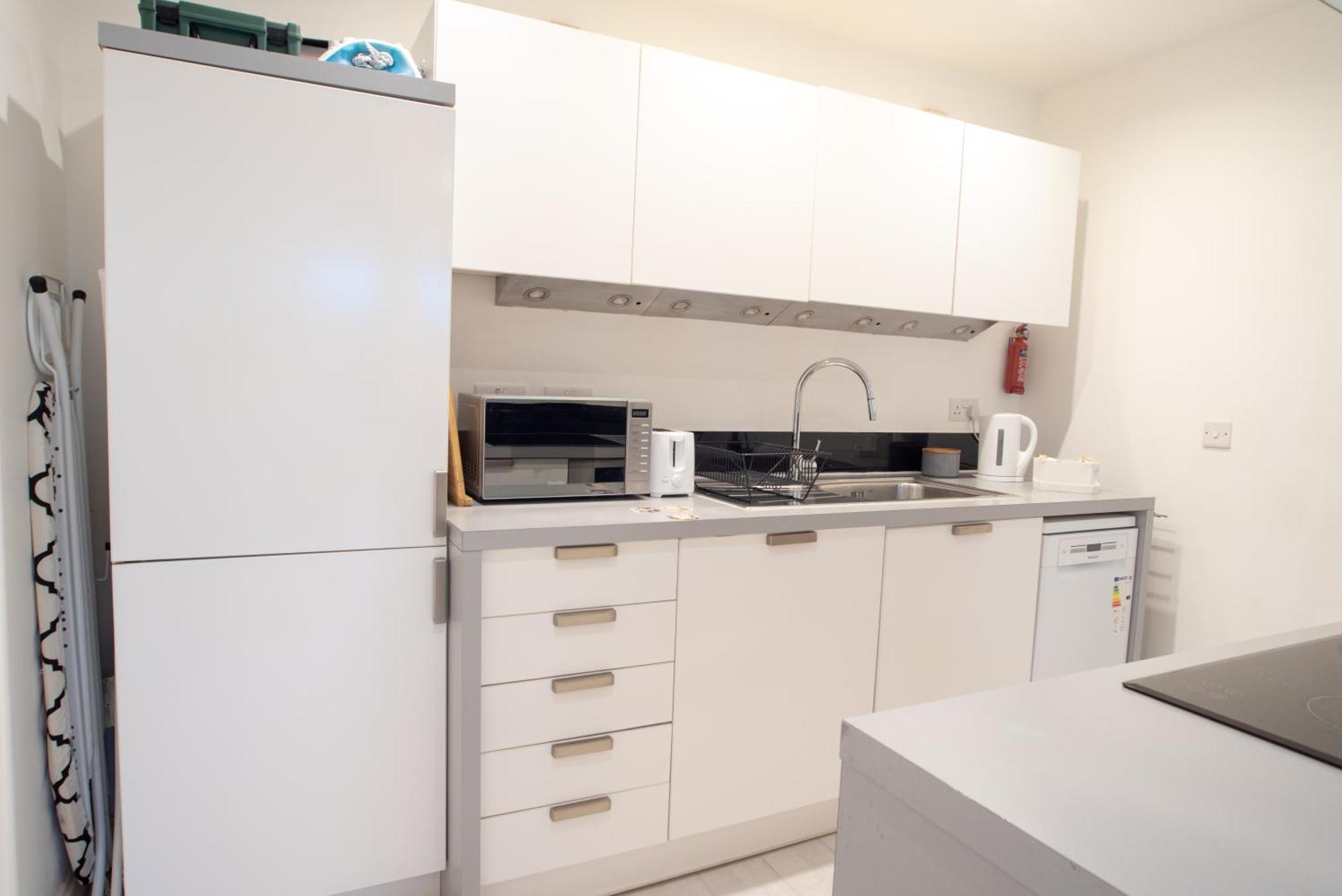 Two-Bedroom Luxury Apartment With Workspace, Free Secure Parking & Coffee Birmingham Luaran gambar
