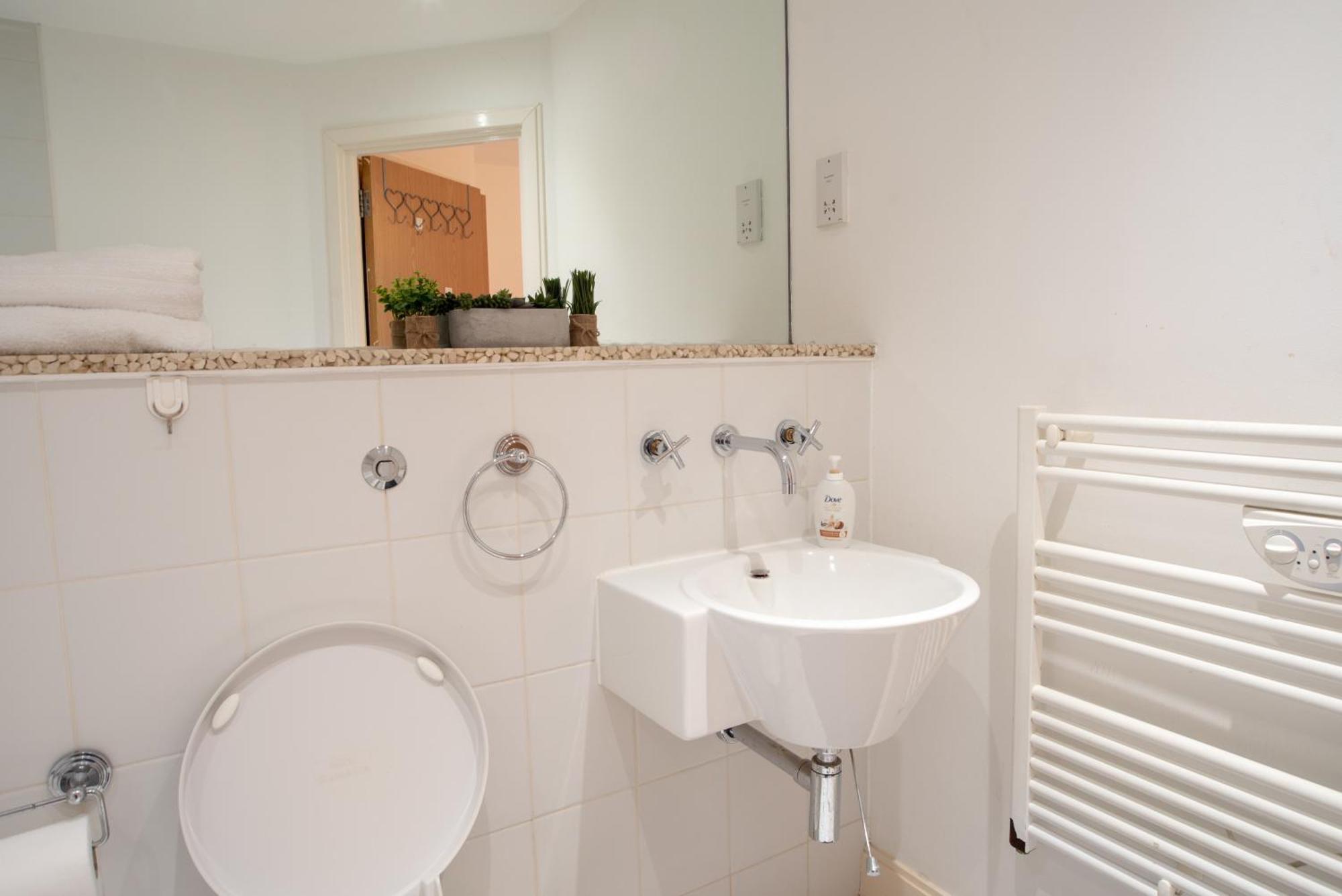 Two-Bedroom Luxury Apartment With Workspace, Free Secure Parking & Coffee Birmingham Luaran gambar