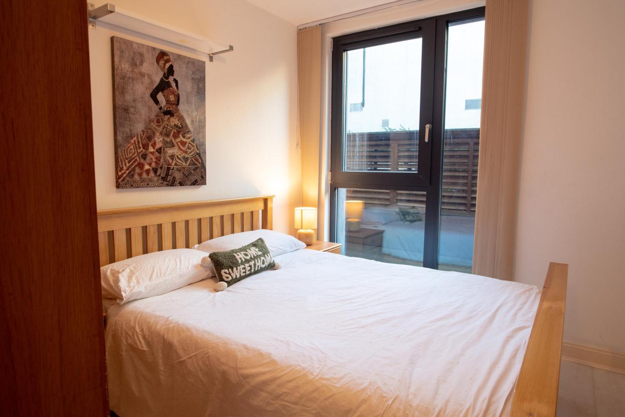 Two-Bedroom Luxury Apartment With Workspace, Free Secure Parking & Coffee Birmingham Luaran gambar