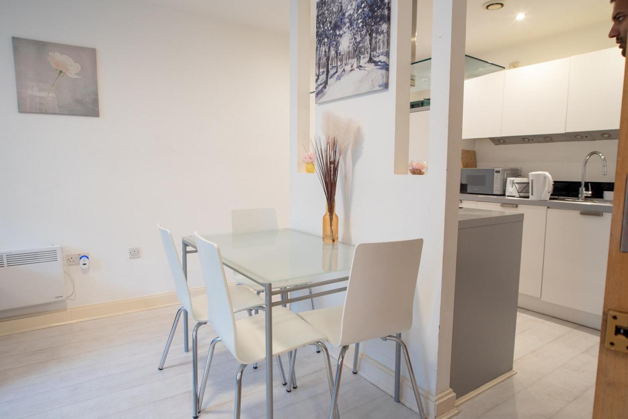Two-Bedroom Luxury Apartment With Workspace, Free Secure Parking & Coffee Birmingham Luaran gambar