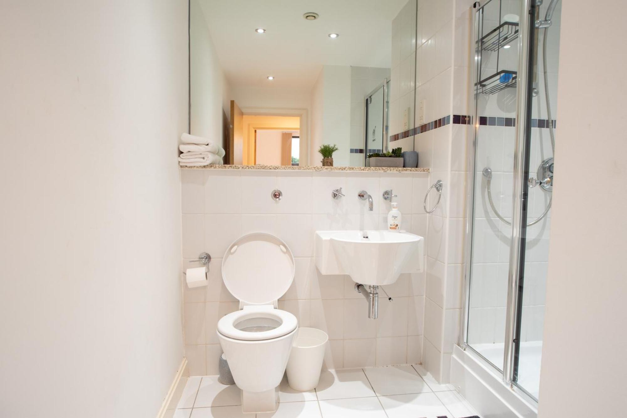 Two-Bedroom Luxury Apartment With Workspace, Free Secure Parking & Coffee Birmingham Luaran gambar